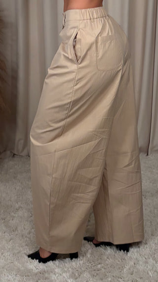 Lucy wind buxur beige
