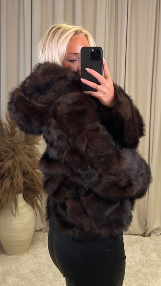 Amara pels brúnn