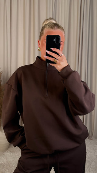 Eight joggingpeysa brún