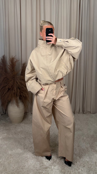 Lucy wind buxur beige