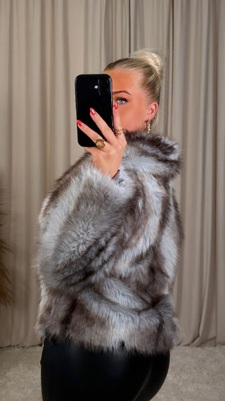 Elizabeth pels blár