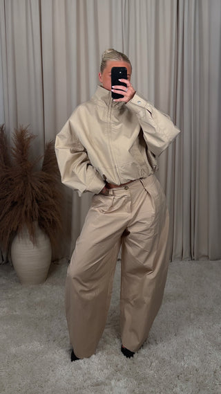Lucy wind buxur beige