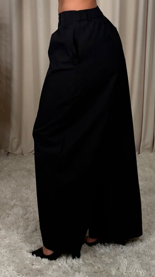 Lucy wind buxur svartar