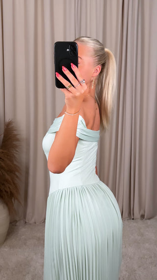 O&O off shoulder kjóll
