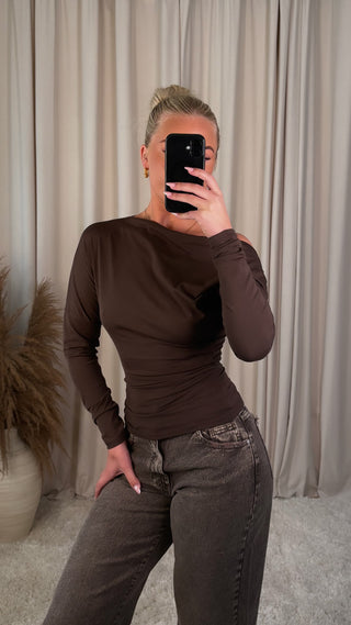 Eight off shoulder bolur brúnn