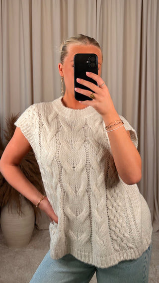 Studio knit vesti