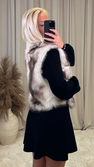 Marie vesti hvítur