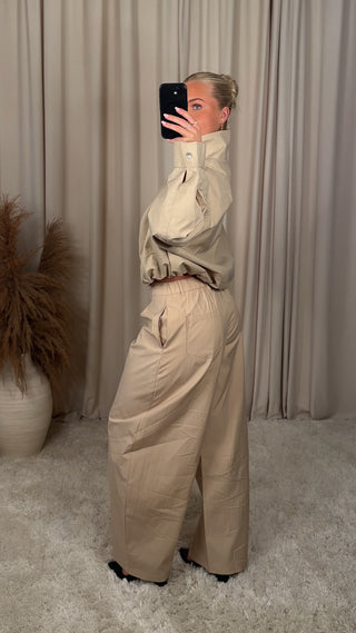 Lucy wind buxur beige