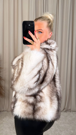 Elizabeth pels hvítur
