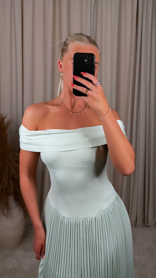 O&O off shoulder kjóll